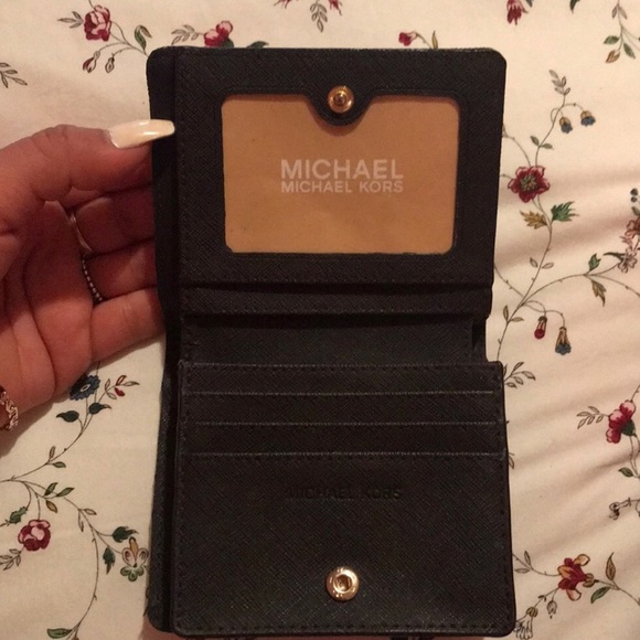 Michael Kors wallet - Picture 5 of 6